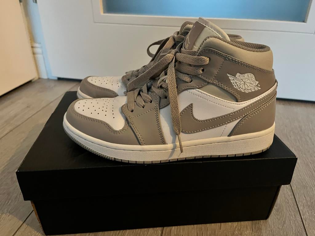 Nike Air Jordan 1 Mid Light Smoke Grey beige maat 39, Kleding | Dames, Schoenen, Ophalen of Verzenden, Zo goed als nieuw, Grijs