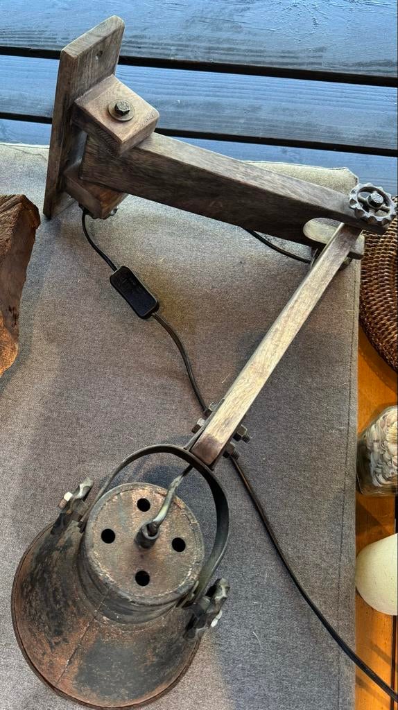 Brocante wandlamp van hout en metaal, Hout, Ophalen of Verzenden, Bruin, Gebruikt