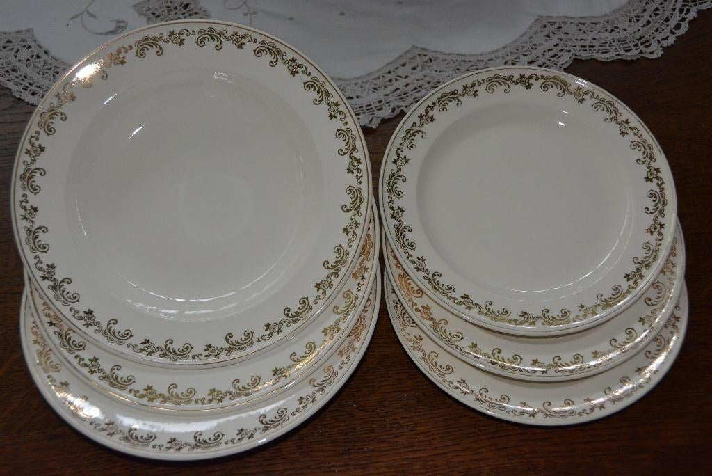 Borden P.Regout bloem decor, Ophalen of Verzenden