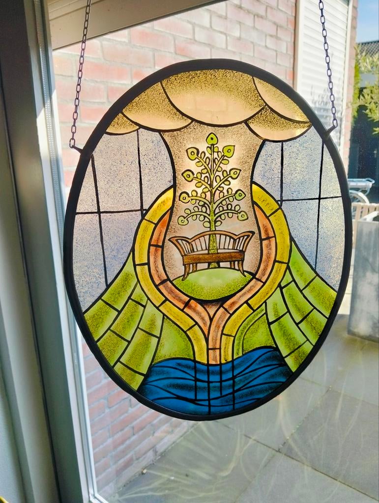 Ovaal glas in lood raamhanger met boom en bankje, Ophalen of Verzenden