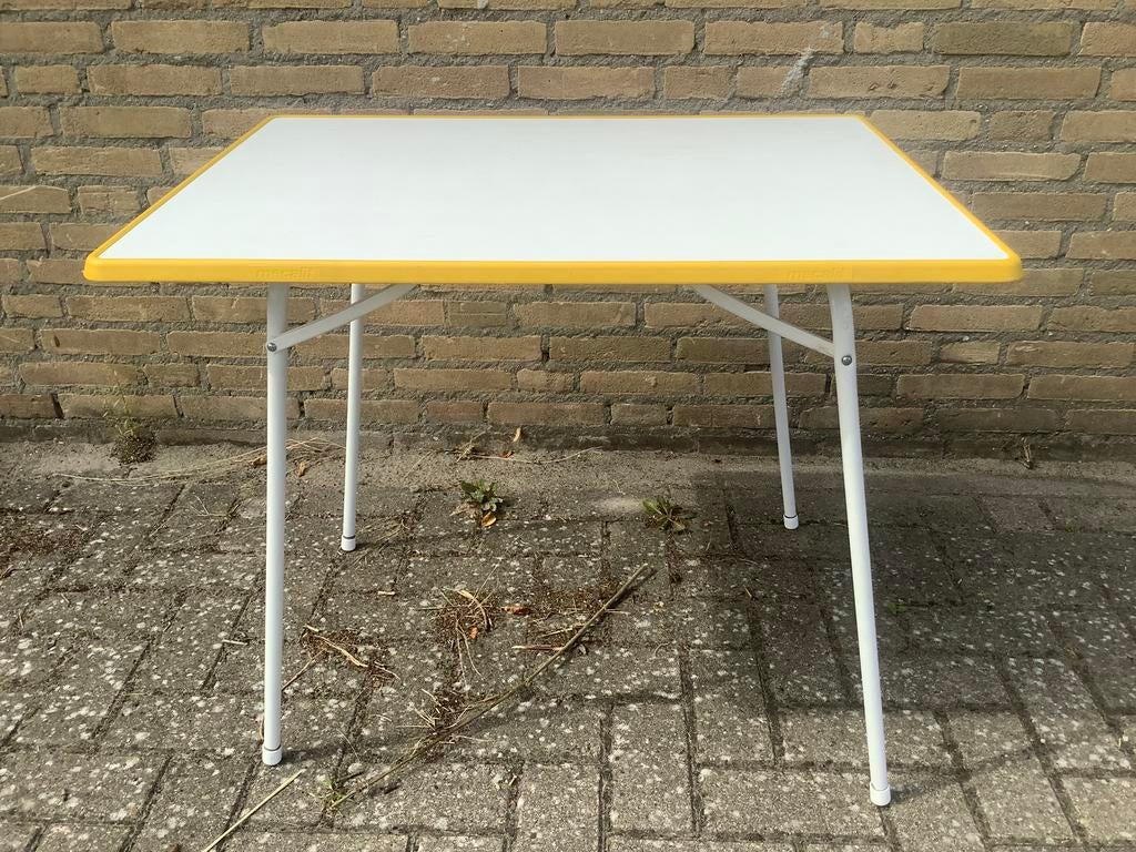 Inklapbare Mecalit campingtafel met gele rand, Ophalen of Verzenden, Gebruikt, Campingtafel