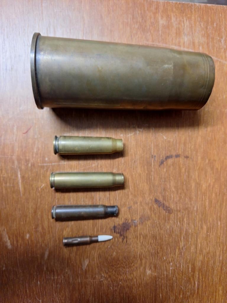 Grote messing huls met kleinere patronen, Ophalen, Landmacht, Nederland, Hulzen of Bodemvondsten