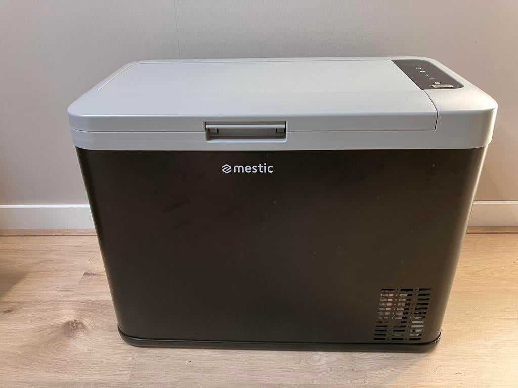 TE HUUR Mestic Koelbox 35L, Caravans en Kamperen, Koelboxen, Ophalen, Zo goed als nieuw, Compressor