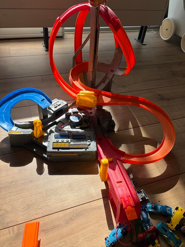 Hot Wheels racebaan met looping, Kinderen en Baby's, Speelgoed | Racebanen, Ophalen, Hot Wheels, Met looping, Elektrisch