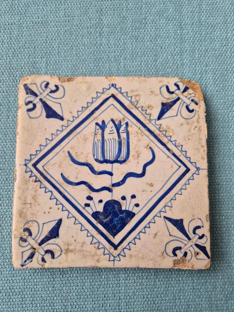 Antieke Delftsblauwe tegel met tulp, Antiek en Kunst, Antiek | Wandborden en Tegels, Ophalen of Verzenden