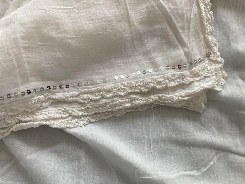 Witte dames sjaal met pailletten en gehaakte rand, Ophalen of Verzenden, Zo goed als nieuw, Maat 46/48 (XL) of groter, Sjaal