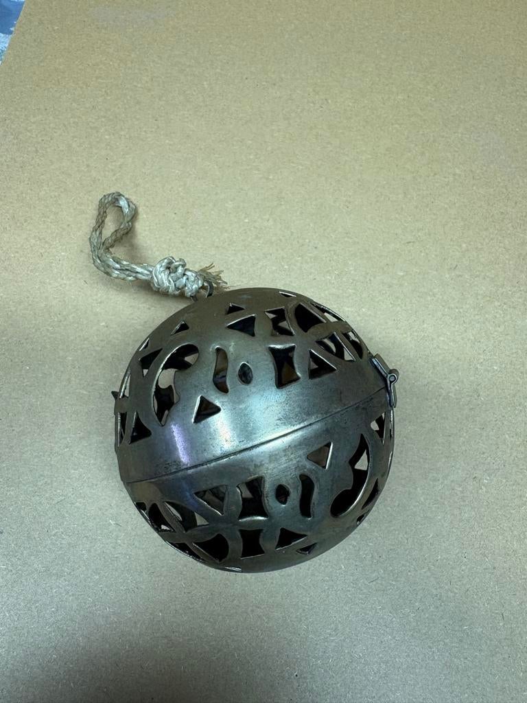 Decoratieve Potpourri Bal - Metaal met Uitgesneden Patroon, Ophalen of Verzenden, Gebruikt