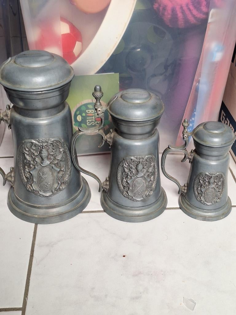 3 tinnen bierkannen met engel en familiewapen, Ophalen of Verzenden