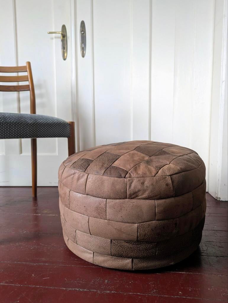 Vintage poef bruin patchwork suède leer, Minder dan 50 cm, Ophalen of Verzenden, Zo goed als nieuw, Vintage