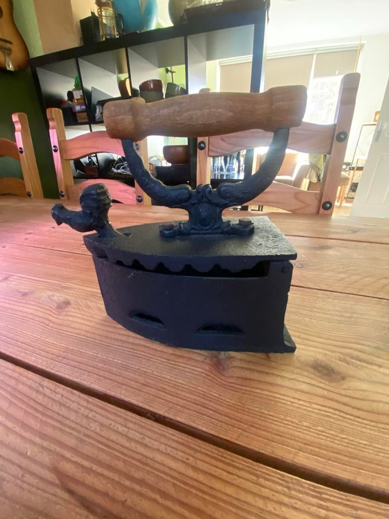 Antiek strijkijzer van gietijzer met houten handvat, Ophalen of Verzenden