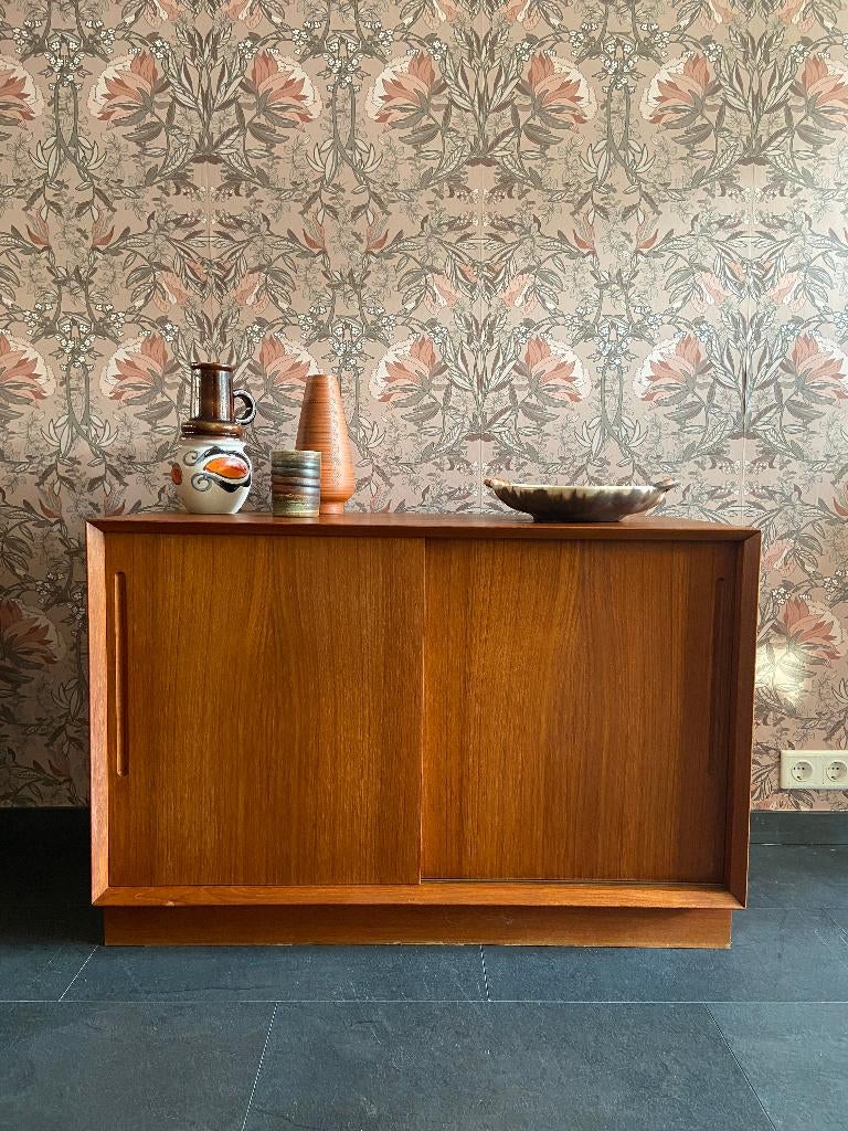 Compact vintage Deens dressoir met schuifdeuren, Ophalen, 100 tot 150 cm, Teakhout, Mid-century