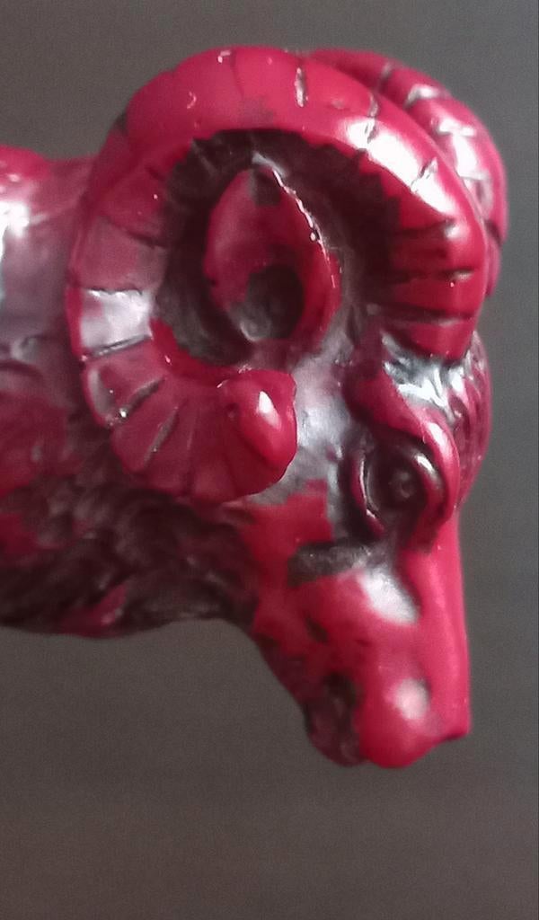 Beeldje ram ,bok Statue Feng Shui Red Resin Guardian, Verzamelen, Beelden en Beeldjes, Ophalen of Verzenden
