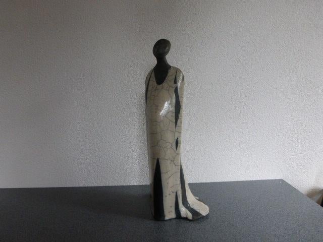 UNICA!! beeld VROUW jurk met sleep handmade Raku gestookt, Ophalen of Verzenden