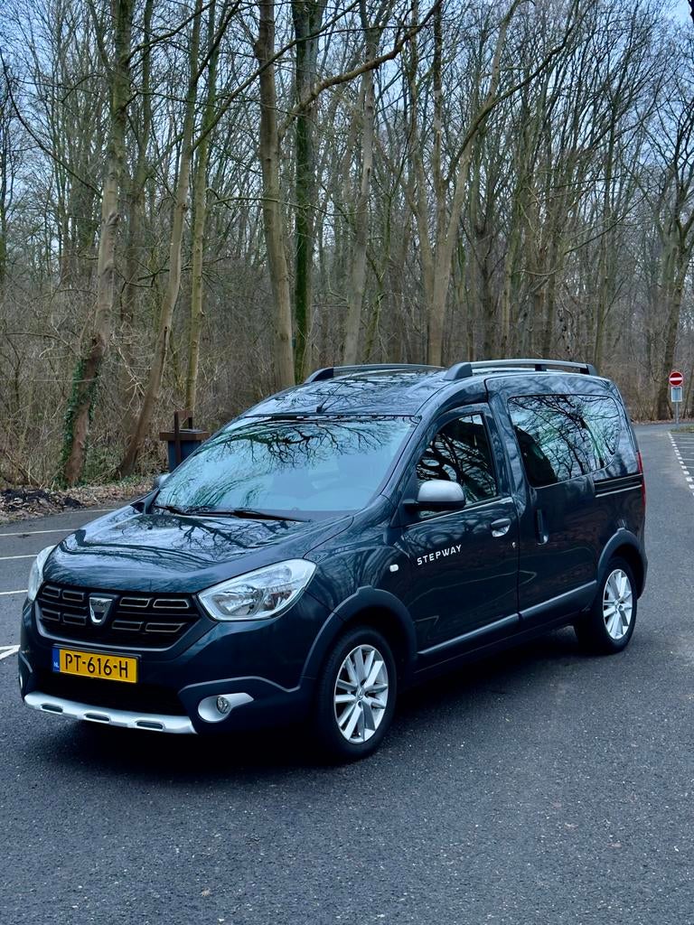 Dacia Dokker 1.2 TCE 115 Stepway 2017, Voorwielaandrijving, Zwart, 4 cilinders, Leder en Stof