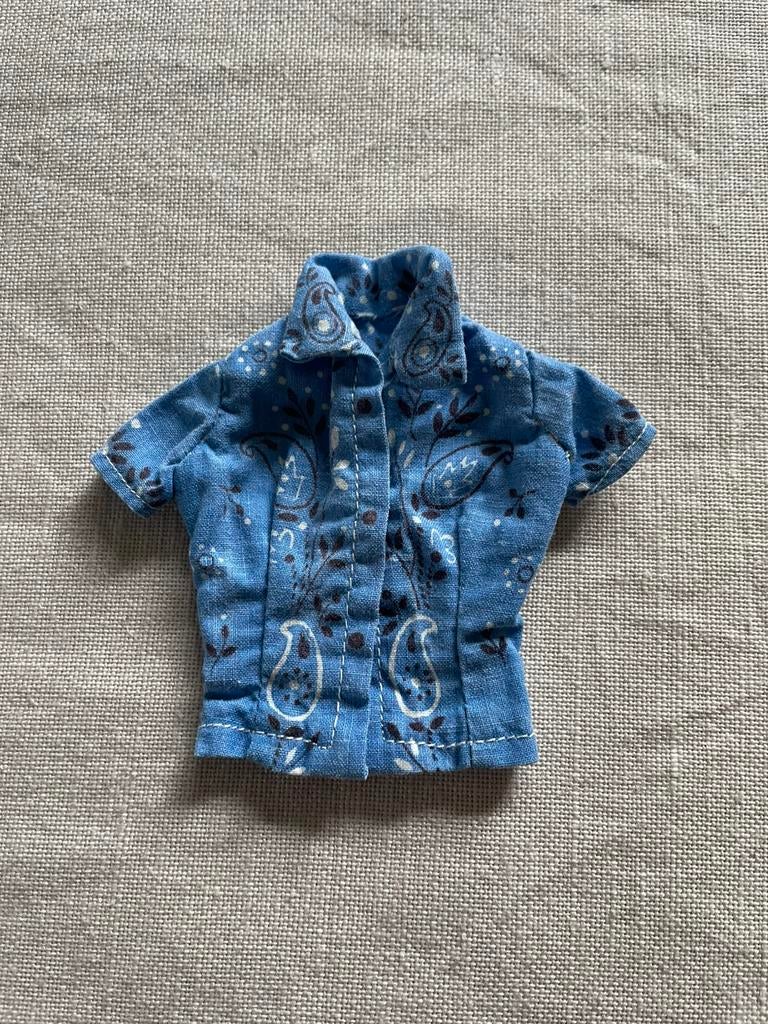 Vintage Barbie Yellowstone Kelley blauwe paisley top 70s, Verzamelen, Poppen, Ophalen of Verzenden, Gebruikt, Kleertjes