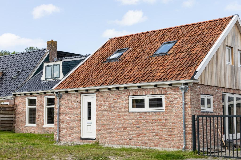 Oude gebikte rode stenen genuanceerd 18x5 vormbak 2000M2+, Doe-het-zelf en Verbouw, Metselstenen, Ophalen of Verzenden, Gebruikt