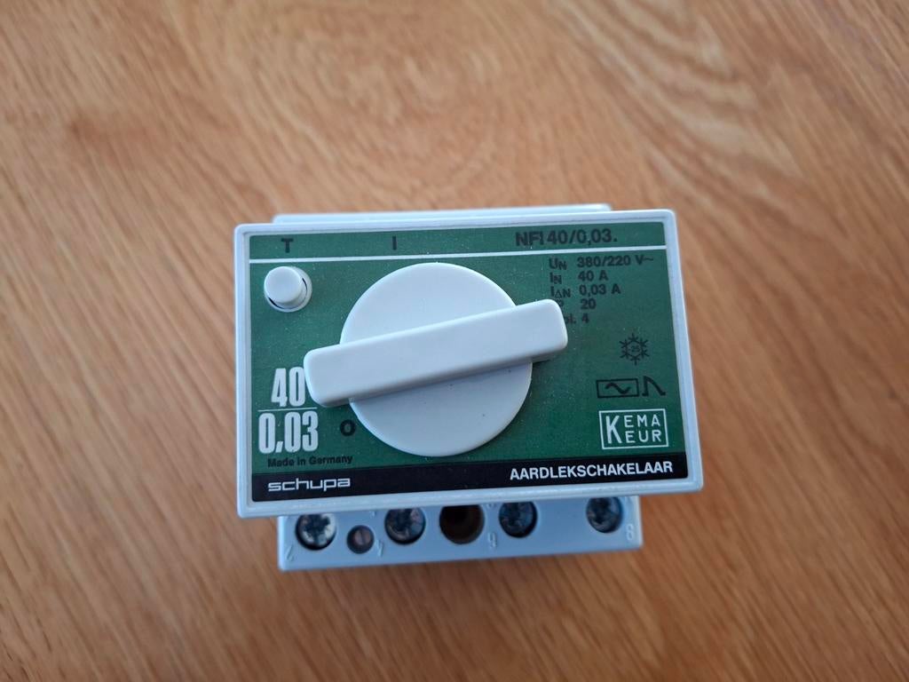 Aardlekschakelaar 4 polig., Ophalen of Verzenden, Zo goed als nieuw