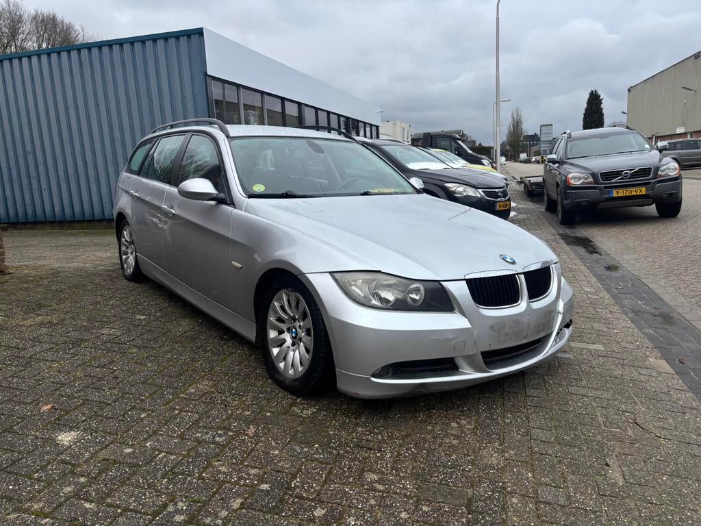 BMW 320i 2007 | Lichte voor schade | Stoelverwarming | Airco, Ophalen, Stationwagon, Handgeschakeld, Zilver of Grijs