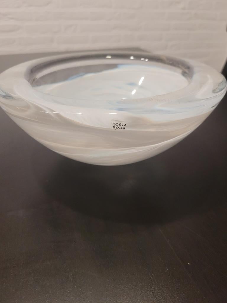 Kosta Boda Atoll Kom - Anna Ehrner - Wit/Blauw, Antiek en Kunst, Antiek | Glas en Kristal, Ophalen of Verzenden