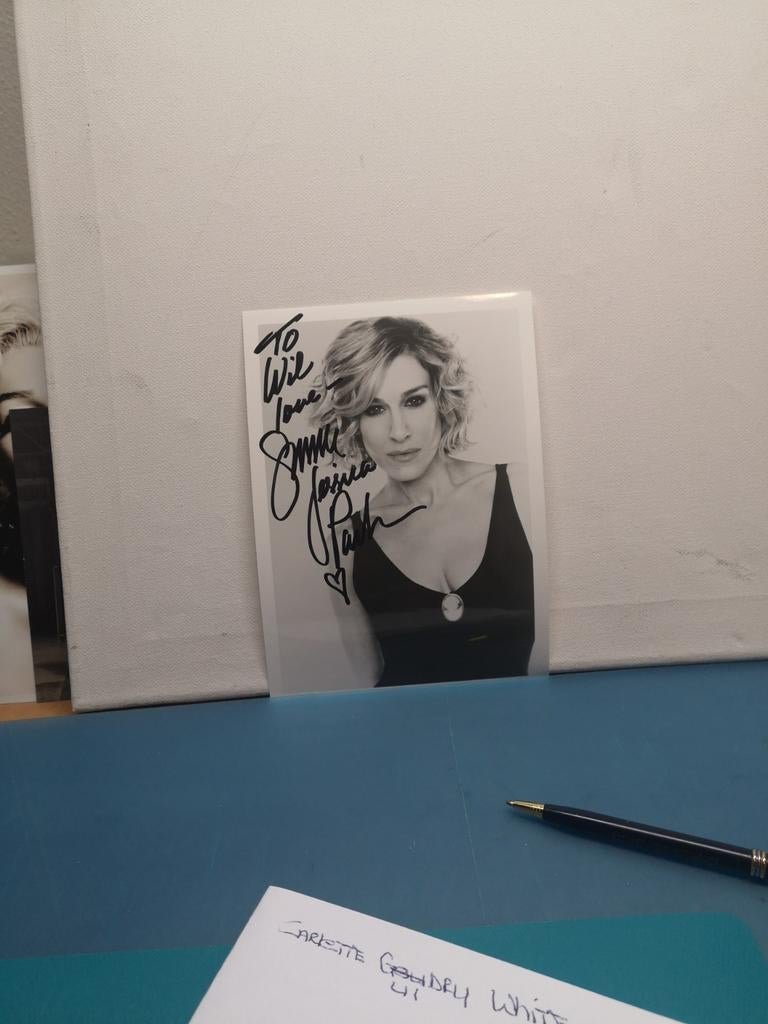 SARAH JESSICA PARKER ACTRESS USA, Verzenden, Nieuw, Foto of Kaart, Gesigneerd