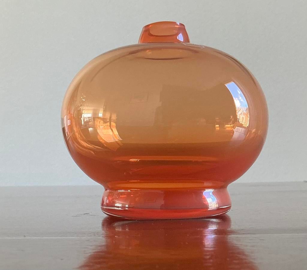 Oranje vaasje Beatrix 75 jaar., Antiek en Kunst, Antiek | Glas en Kristal, Ophalen of Verzenden