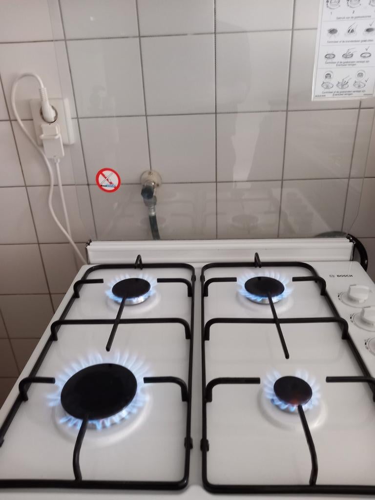 Bosch kookplaat met electrische ontsteking. Ophalen in Delft, Ophalen, 4 kookzones, Zo goed als nieuw, Gas