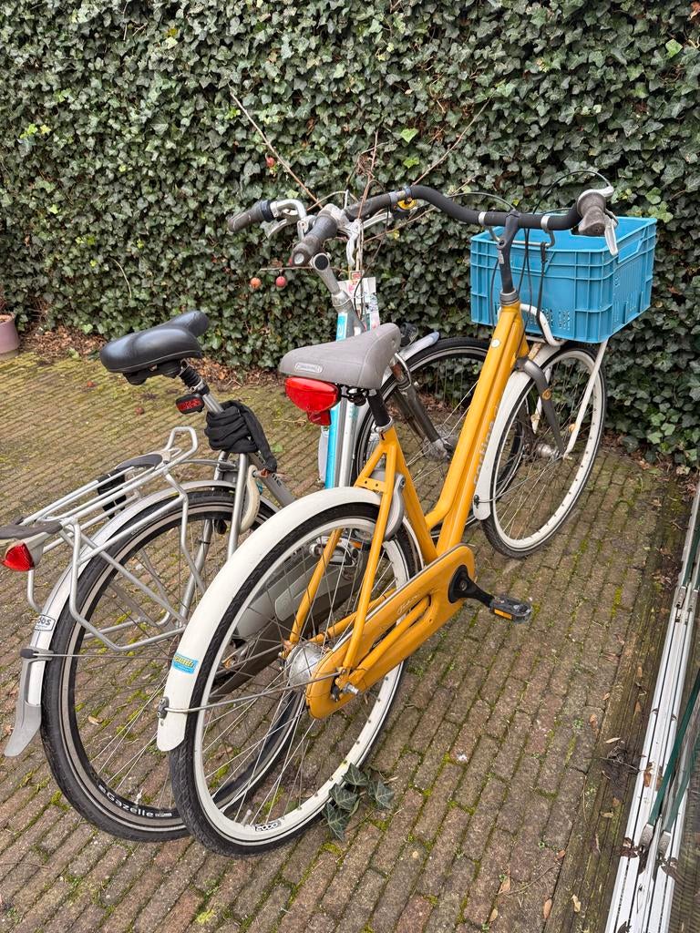 Twee fietsen in slechte staat - opknappers, Fietsen en Brommers, Fietsen | Dames | Damesfietsen, Gebruikt, Gazelle, Ophalen