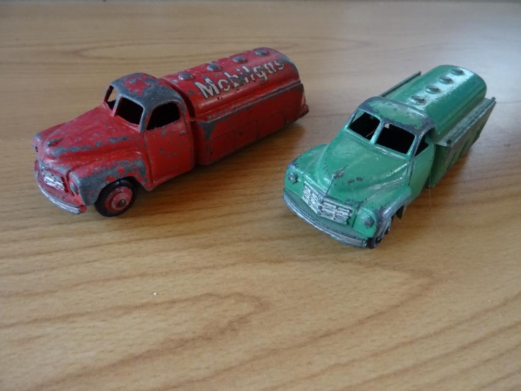 2 stuks Dinky Toys Studebaker Tanker, Ophalen of Verzenden, Gebruikt, Auto, Dinky Toys