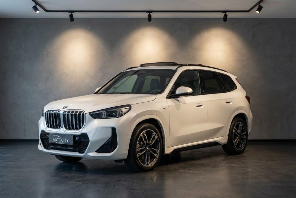 BMW iX1 30 xDrive 313 pk M Sport 100% SOH l Pano l Drive Ass, Automaat, 0 cilinders, Gebruikt, Wit