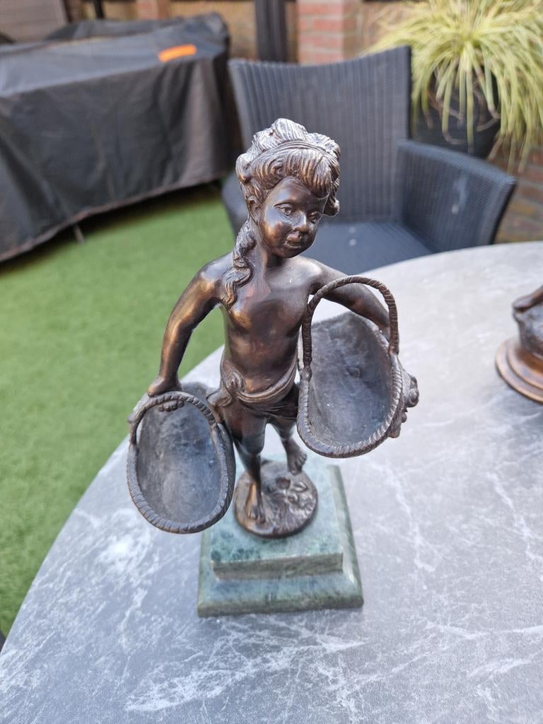 bronzen beeld meisje met manden 27 cm, Ophalen of Verzenden