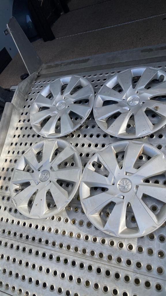 Wieldoppen Peugeot 107, Auto diversen, Wieldoppen, Ophalen, Zo goed als nieuw