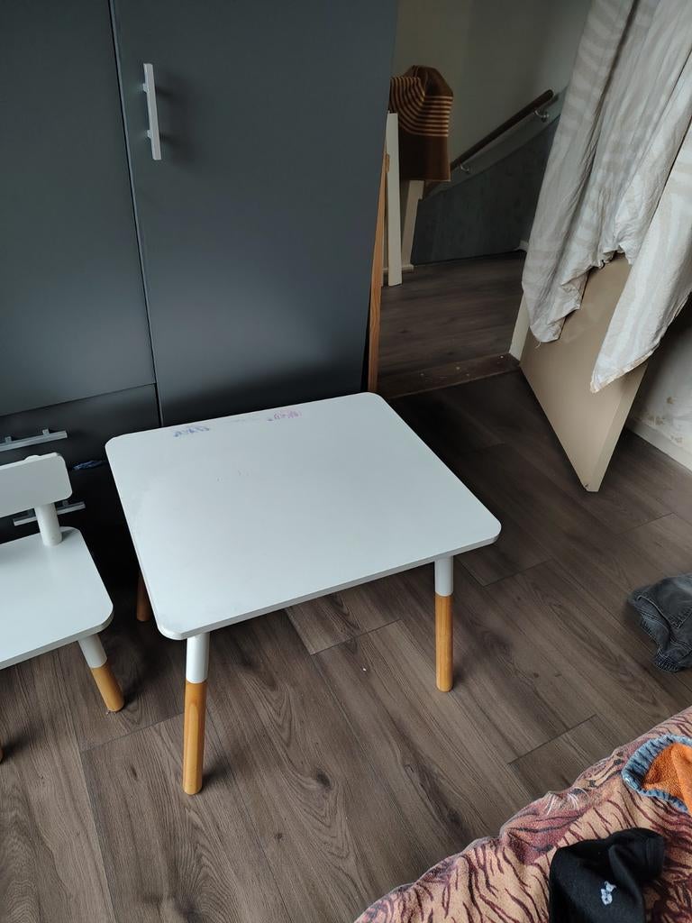 Kindertafel en stoeltjes - gebruikt maar degelijk, Ophalen
