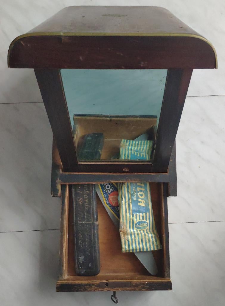 Antieke scheerkist met oa BIRR scheermes scheerdoos, Ophalen