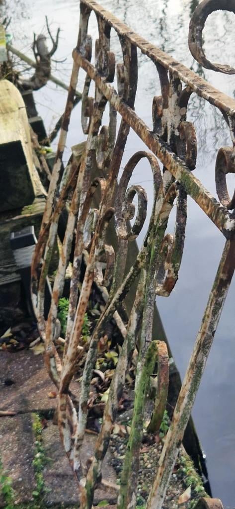 2 Antieke smeedijzeren balkon/raam balustrades (brocante), Ophalen, Gebruikt, IJzer, Sierhekwerk