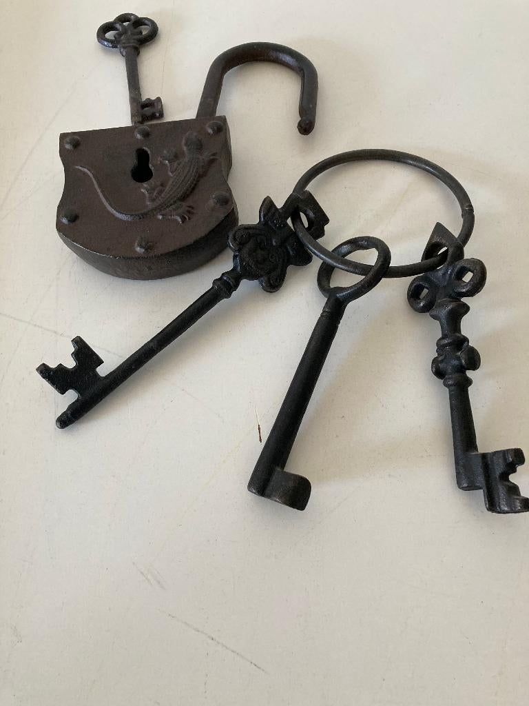 oude sleutels hangslot met krokodil smeedijzer, Ophalen of Verzenden