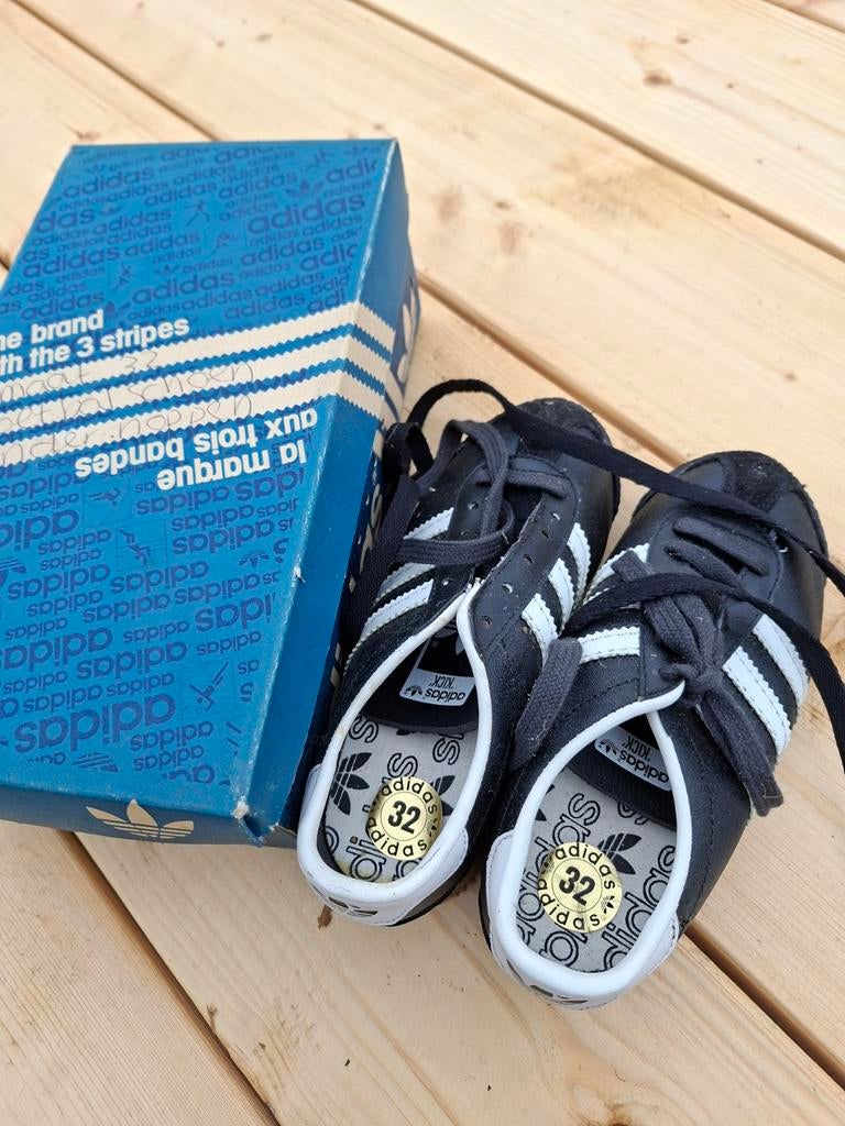 Adidas voetbal schoenen zonder noppen maat 32, Adidas, Gebruikt, Jongen of Meisje, Schoenen