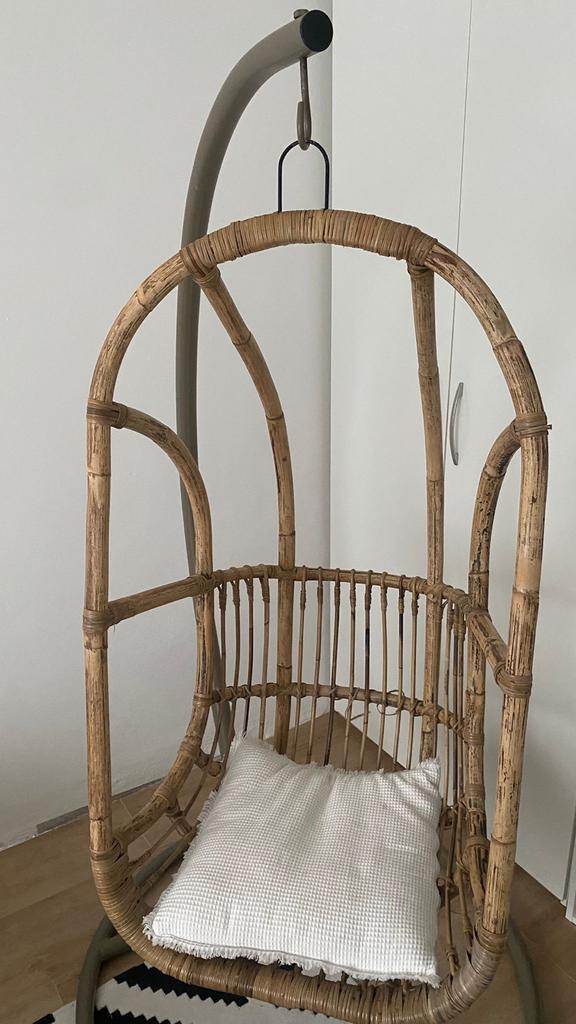 Leenbakker- Comfortabele rotan hangstoel met standaard, Ophalen, Bruin, Riet of Rotan, Zo goed als nieuw