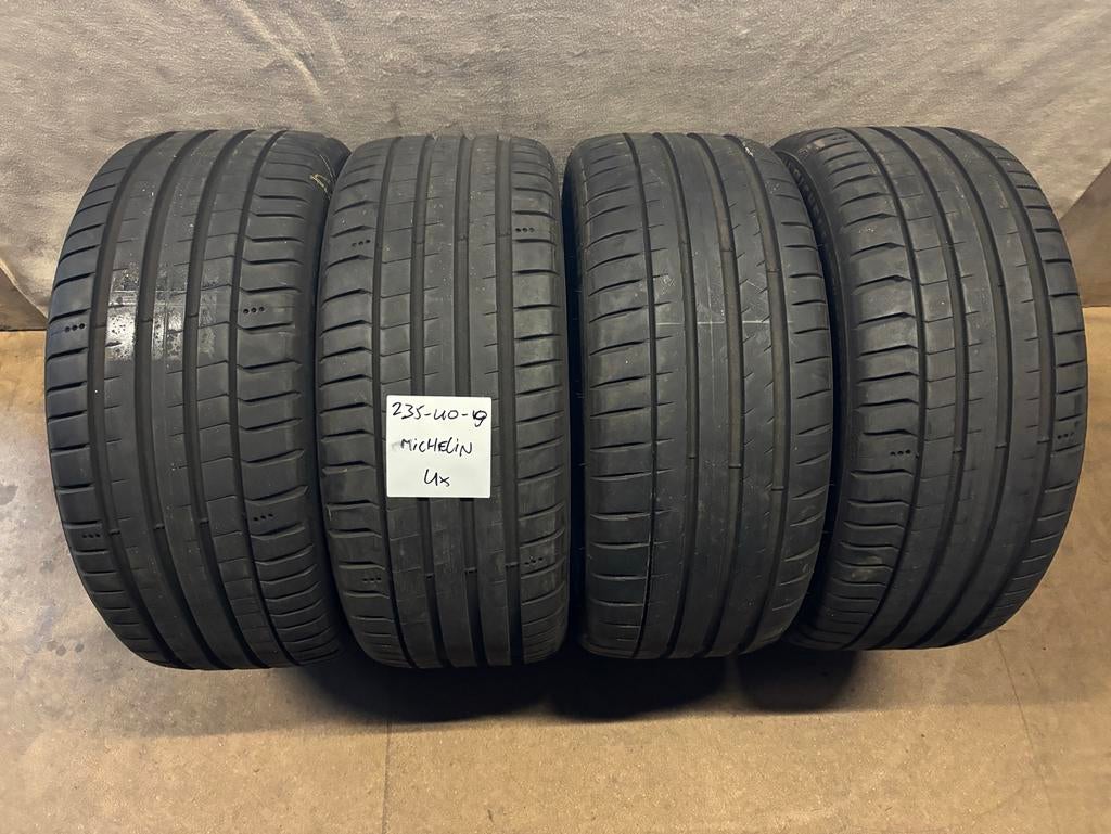 Diverse sets 235-40-19 2 of 4 Stuks A-Merken Zomerbanden, Gebruikt, 235 mm, Band(en), Personenwagen