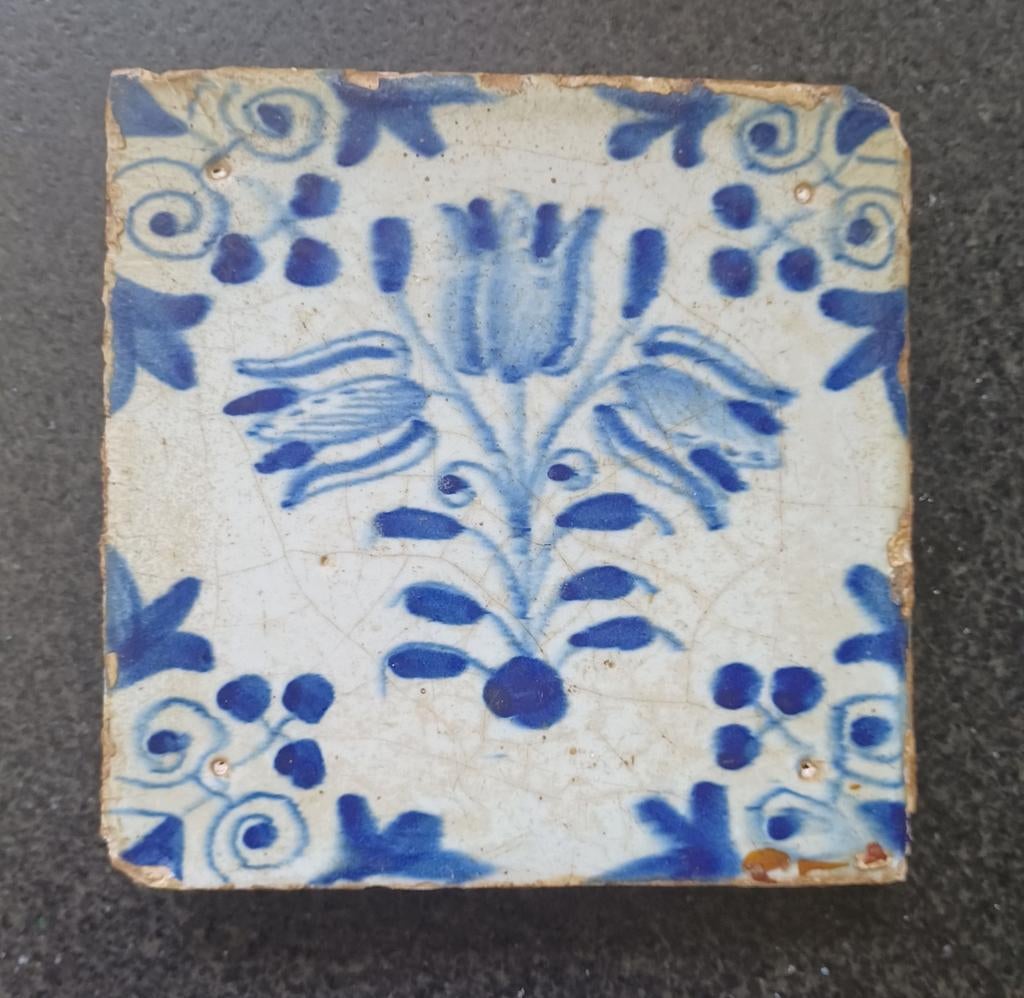 Antieke tegel met blauw bloemmotief, Antiek en Kunst, Ophalen of Verzenden