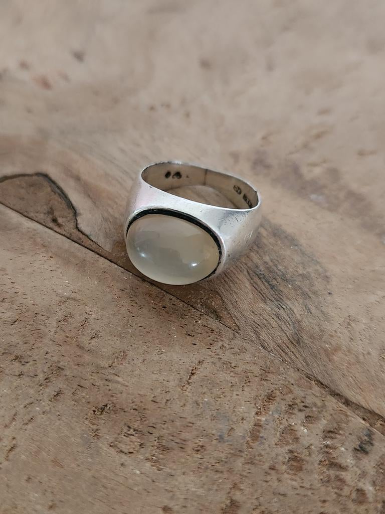 Zilveren Scandinavische ring met witte chalcedoon, Sieraden, Tassen en Uiterlijk, Ringen, Gebruikt, Dame, Kleiner dan 17, Zilver