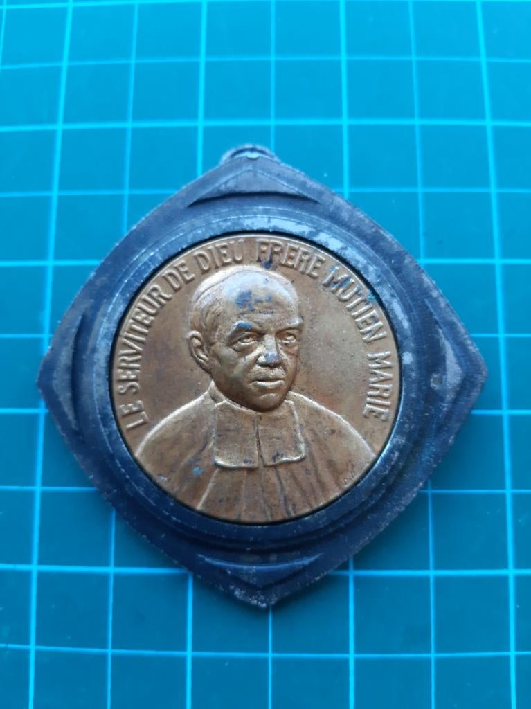 religieuze medaille in houder Heilige Mutien-Marie, Ophalen of Verzenden, Gebruikt, Overige typen, Christendom | Katholiek