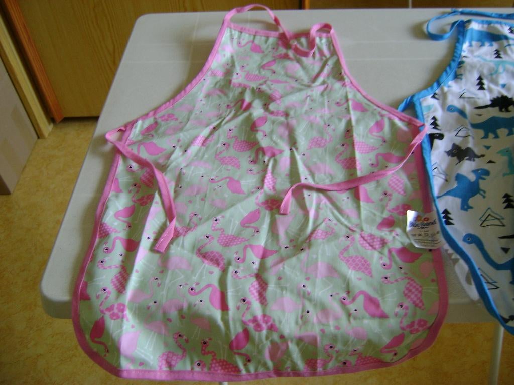 2blauwe en 1roze schortje van bleuband 1mt sluit met drukker, Ophalen of Verzenden, Zo goed als nieuw, Overige materialen, Speelkeuken-accessoire