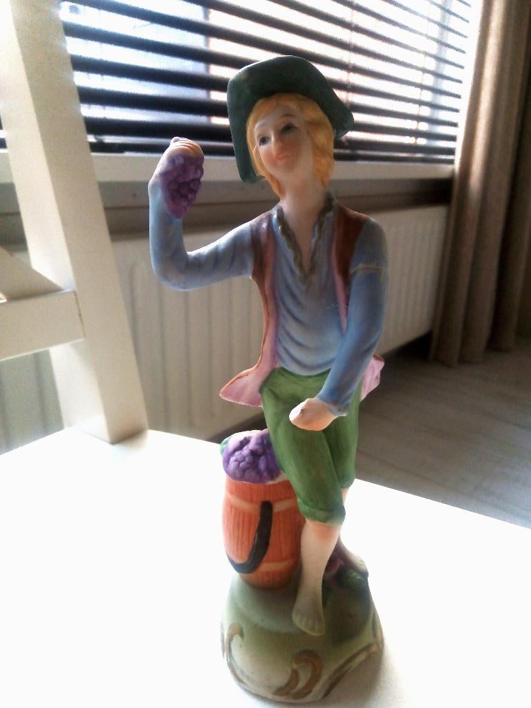 bisque porselein beeldje jongen die druiven oogst.W goebel, Verzamelen, Ophalen of Verzenden, Gebruikt, Mens