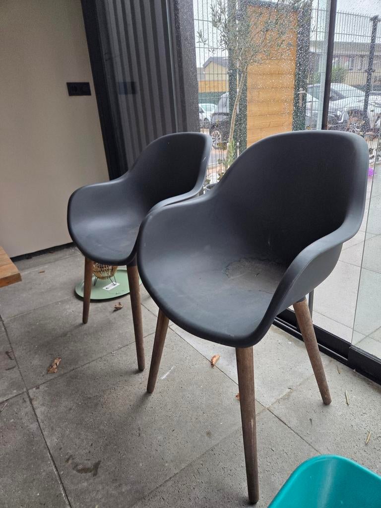 2 donkergrijze kuipstoelen met houten poten, Huis en Inrichting, Gebruikt, Twee, Ophalen, Hout