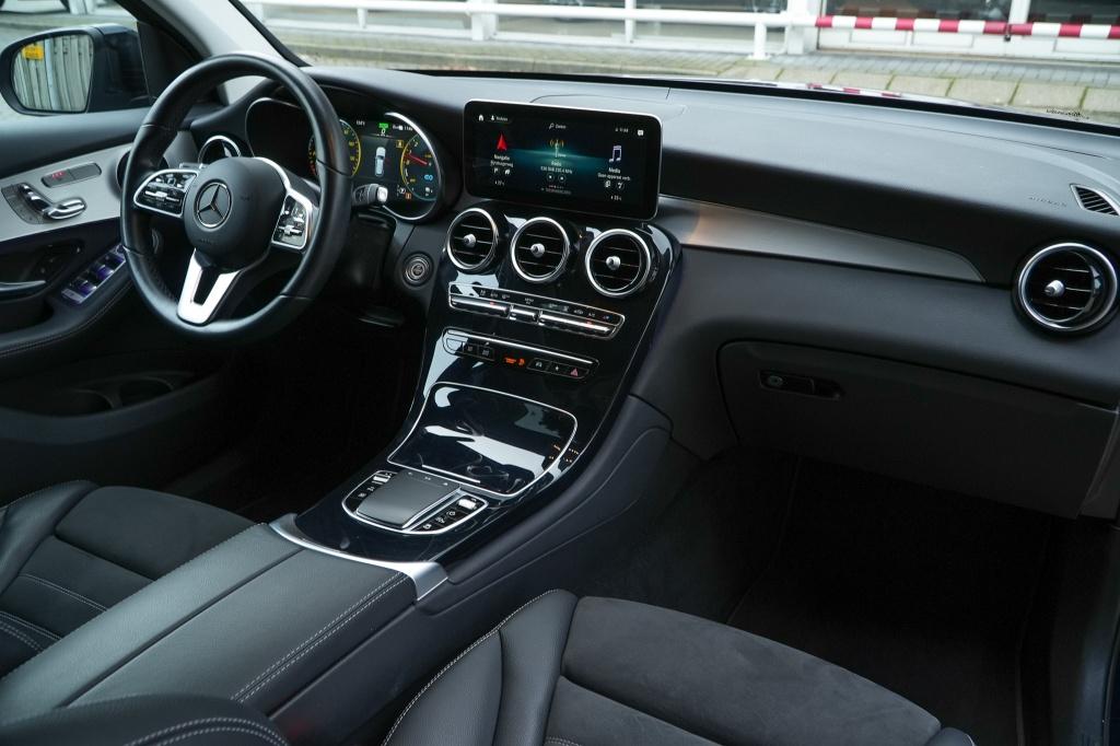 Mercedes-Benz GLC 300e 4MATIC AMG I Pano I Trekhaak I, Automaat, Gebruikt, Zwart, Hybride Elektrisch/Benzine