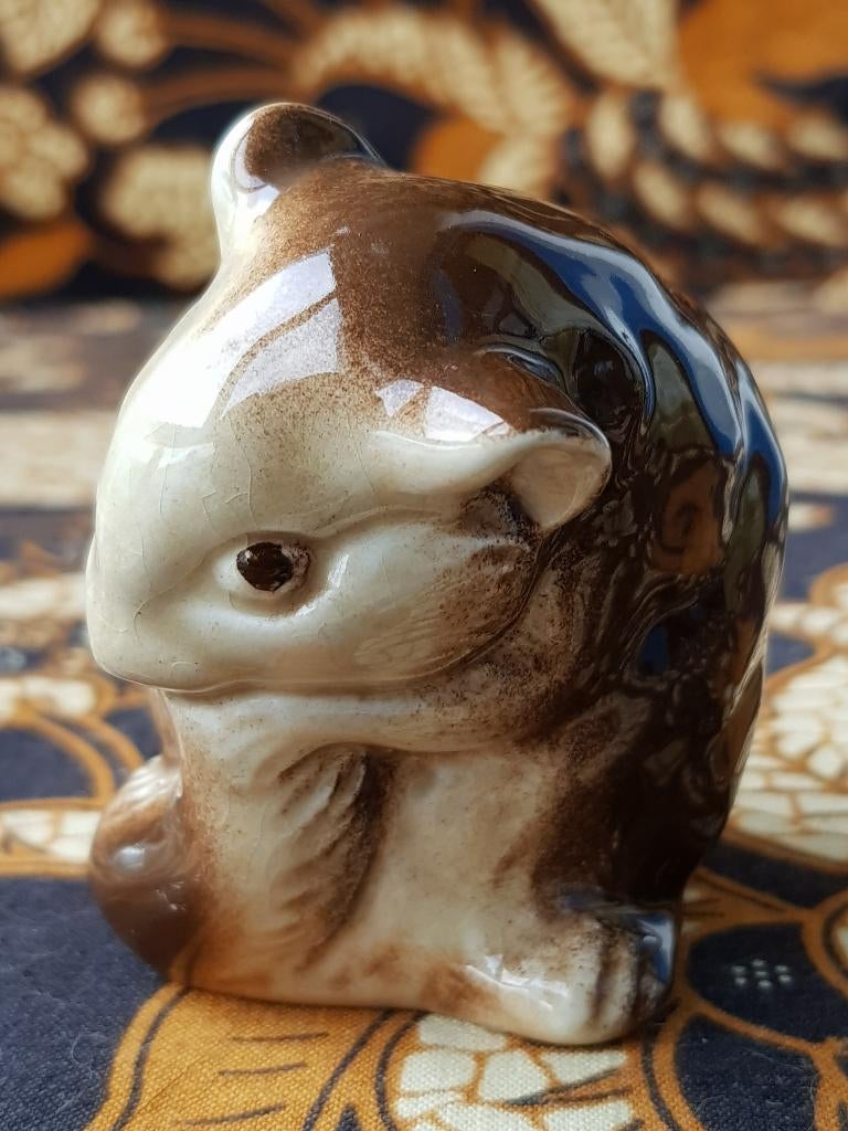 Slaapmuis mooi oud Engels beeldje van Poole porselein 7 cm., Antiek en Kunst, Antiek | Porselein, Ophalen of Verzenden