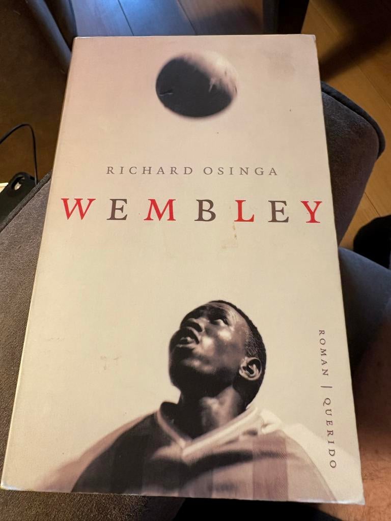 Wembley - Richard Osinga (Roman), Ophalen of Verzenden, Zo goed als nieuw, Nederland