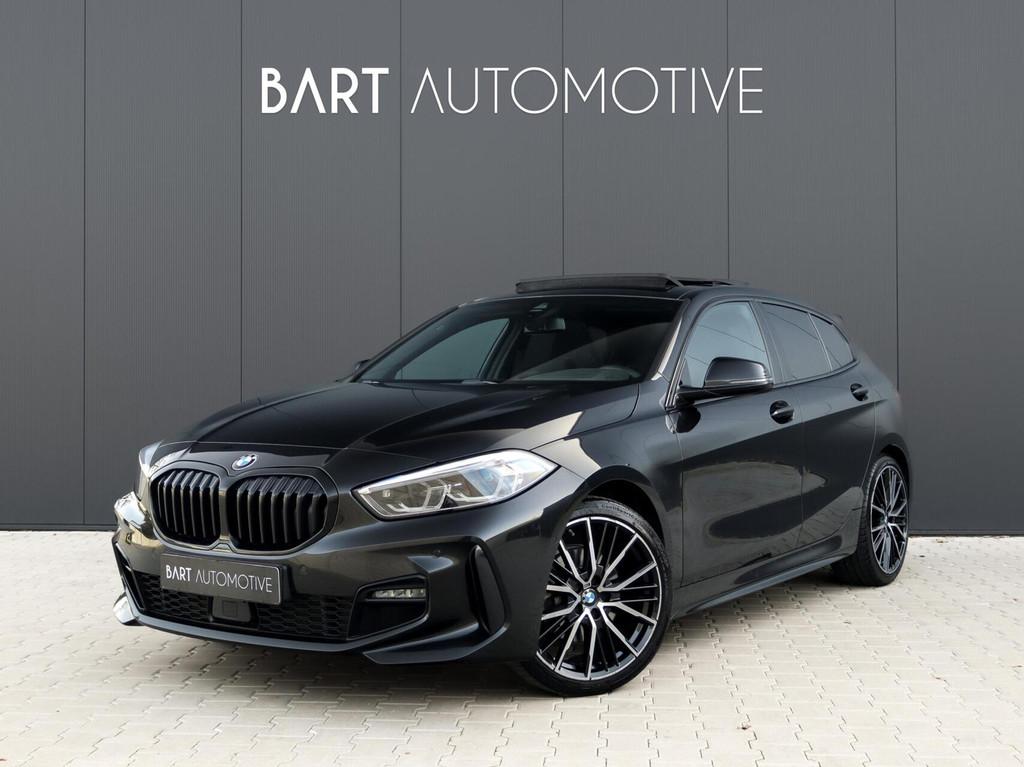 BMW 1-serie 118i High Executive M Pakket|ACC|Camera|Pano|Kui, 136 pk, Gebruikt, Alcantara, Zwart