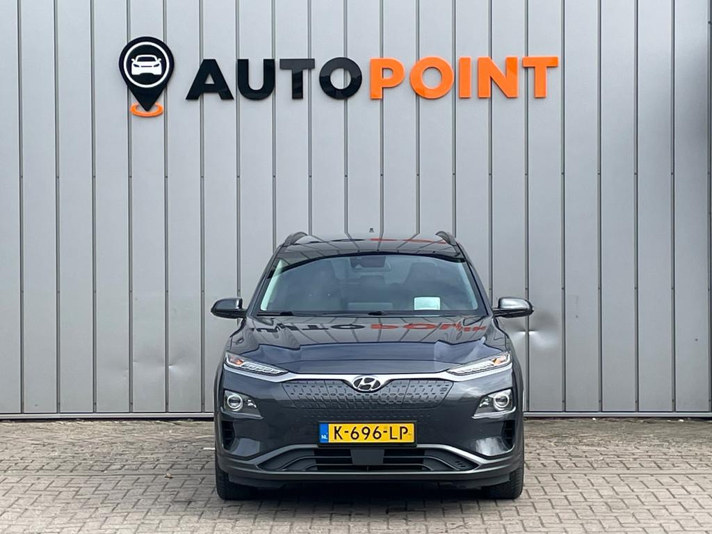 Hyundai Kona EV Premium 64 kWh FASE 3 SOH 100% WARMTEPOMP, Gebruikt, Zwart, 64 kWh, Metallic lak
