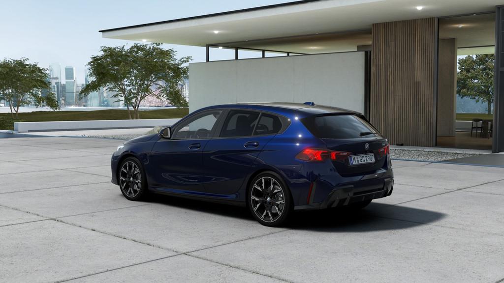 BMW 1 Serie 120 M Sport Automaat / Panoramadak / Sportstoele, Zwart, 156 pk, Blauw, Bedrijf